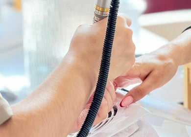 Tratamento de unhas em SUI ESTETICA, Viseu, Viseu, PT, realça beleza das mãos.