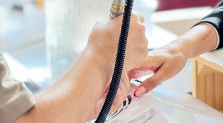 Tratamento de unhas em SUI ESTETICA, Viseu, Viseu, PT, realça beleza das mãos.