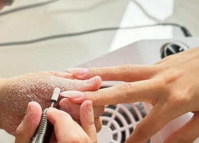 Profissional cuidando de unhas na SUI ESTETICA, Viseu, Viseu, PT.