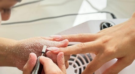 Profissional cuidando de unhas na SUI ESTETICA, Viseu, Viseu, PT.