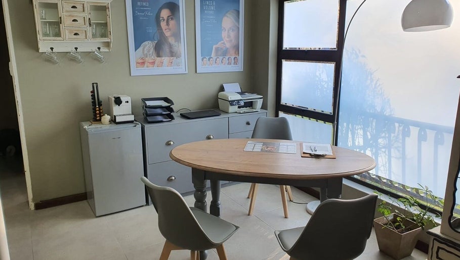 Consultation area at Dr Maritza Nienaber, Middelburg, Mpumalanga. Cozy setting with table, chairs, and natural light.