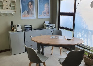Consultation area at Dr Maritza Nienaber, Middelburg, Mpumalanga. Cozy setting with table, chairs, and natural light.