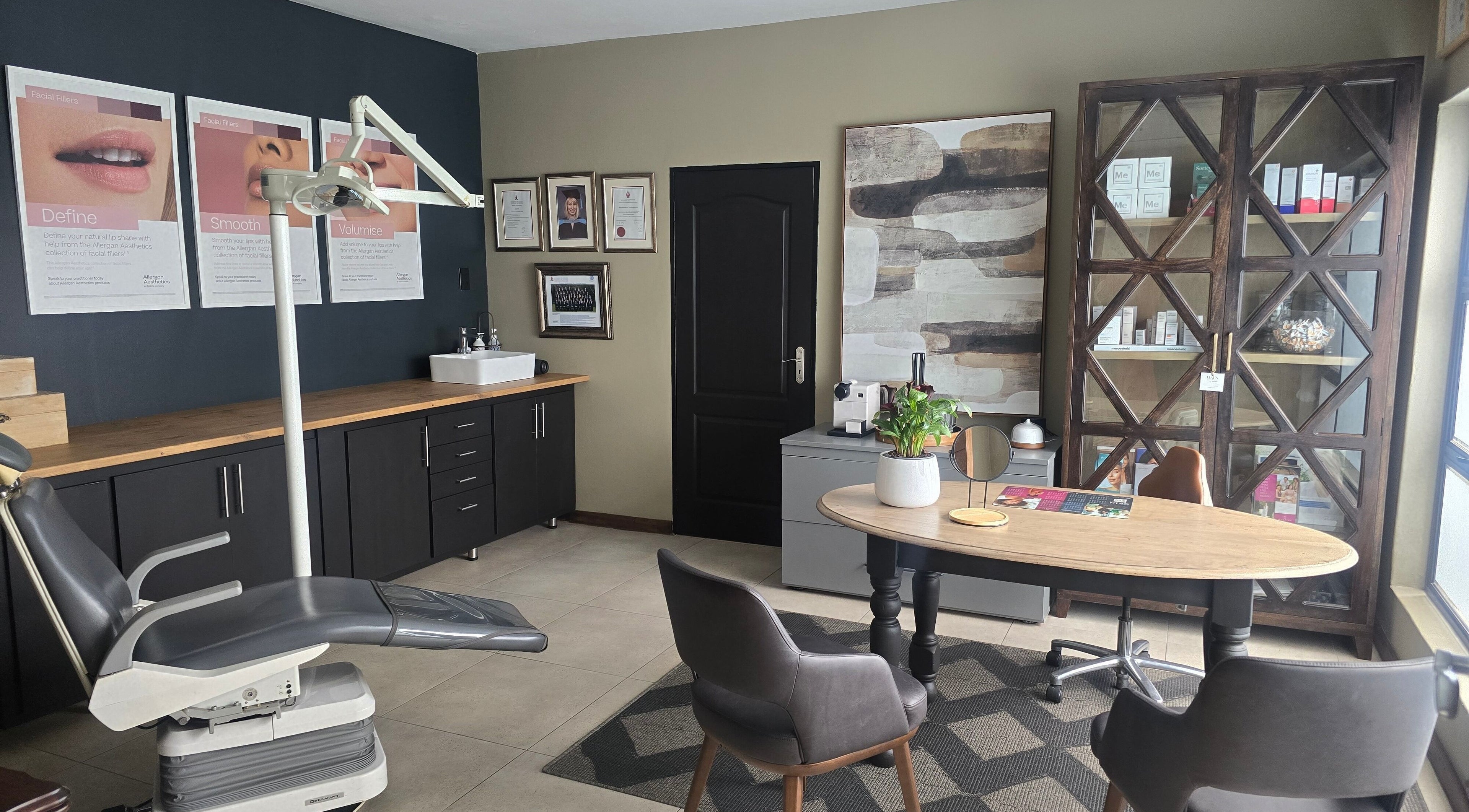 Modern therapy room at Dr Maritza Nienaber in Middelburg, Mpumalanga, ZA with stylish decor and treatment chair.