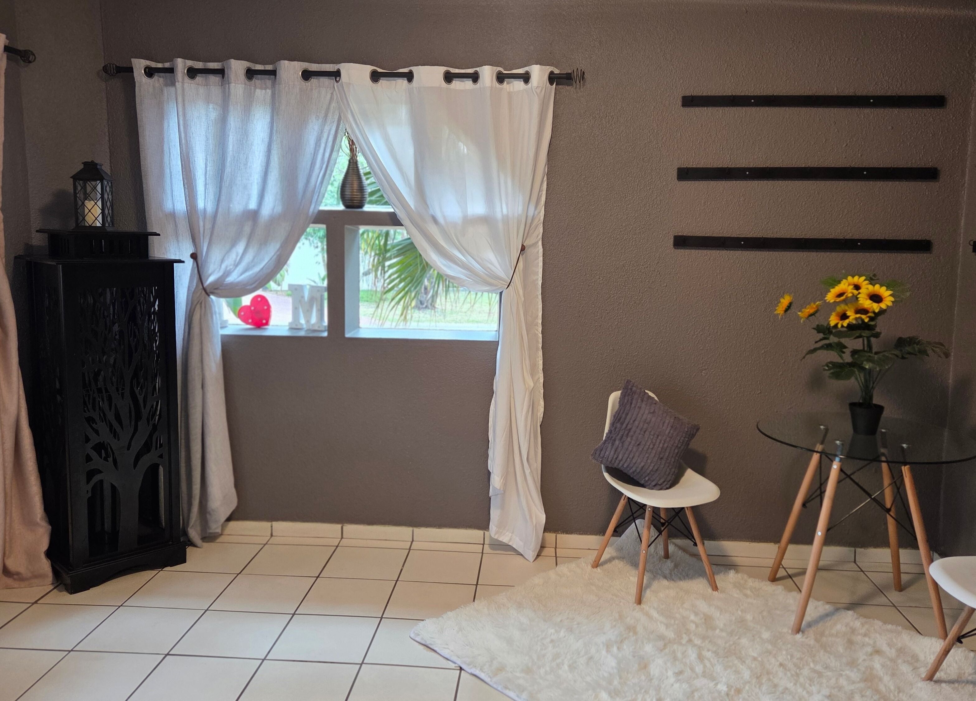 Relaxing waiting area at Pretty Claws by Melisha, Rustenburg, North West, ZA with decor and seating.