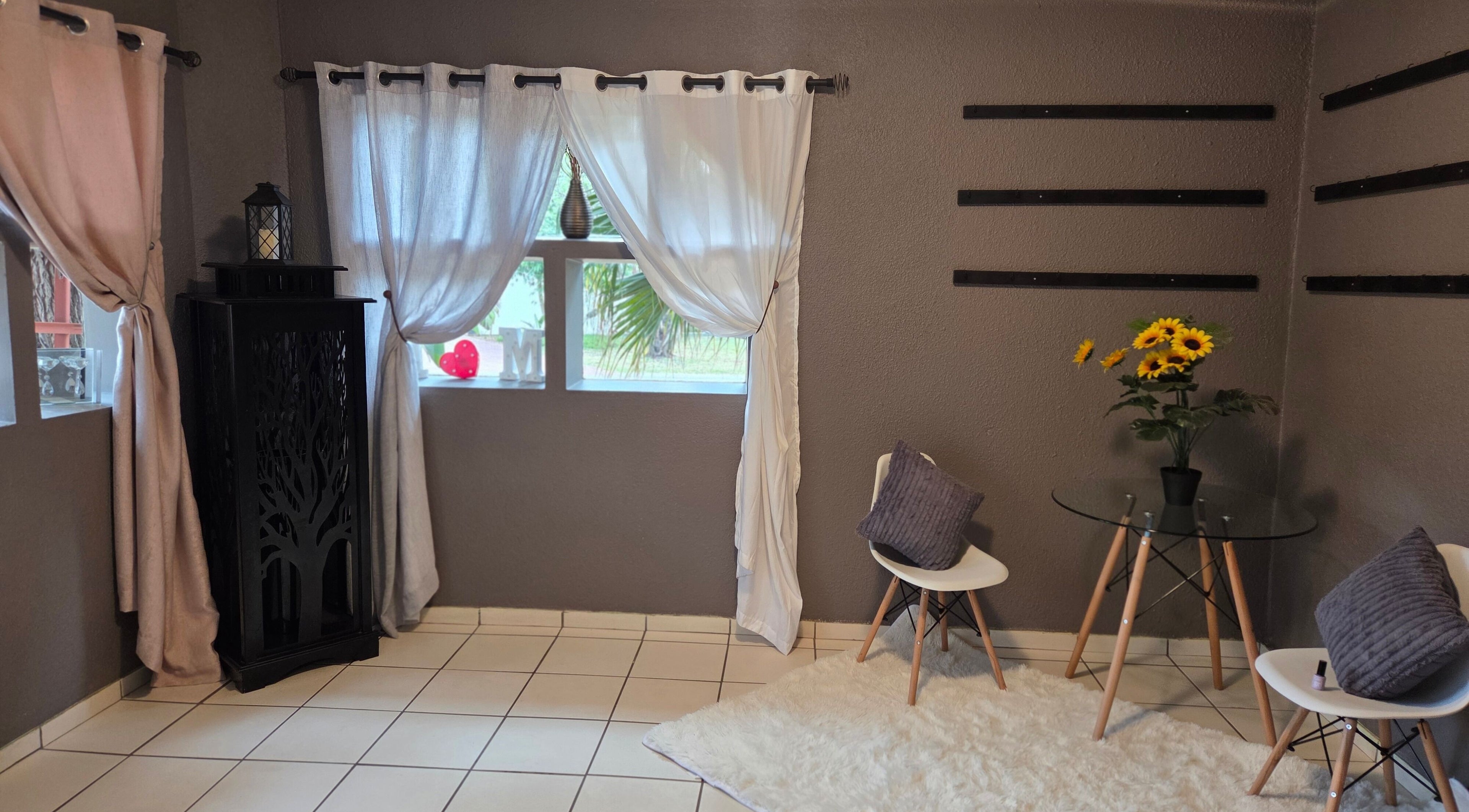 Relaxing waiting area at Pretty Claws by Melisha, Rustenburg, North West, ZA with decor and seating.