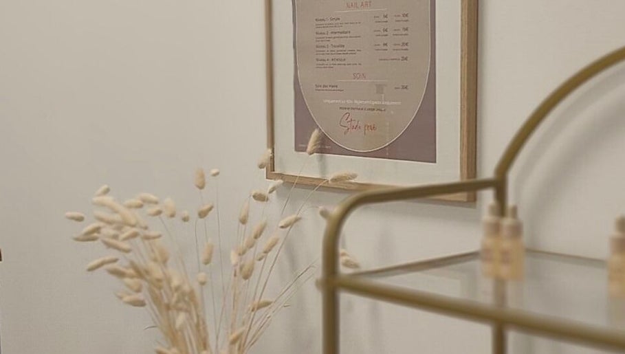 Décor minimaliste chez Studio Colette à Jurançon, Nouvelle-Aquitaine, FR, mettant en avant un cadre moderne.