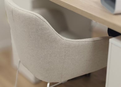 Chaise moderne en tissu beige à Studio Colette, Jurançon, Nouvelle-Aquitaine, FR, parfaite pour le confort.