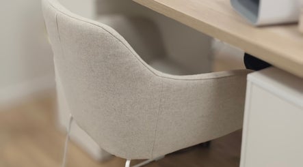 Chaise moderne en tissu beige à Studio Colette, Jurançon, Nouvelle-Aquitaine, FR, parfaite pour le confort.