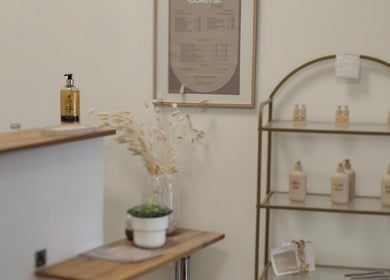 Intérieur chic de Studio Colette à Jurançon, Nouvelle-Aquitaine, FR, avec étagère produits beauté.