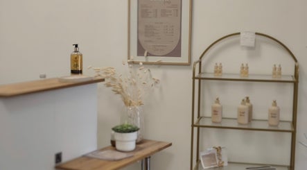 Intérieur chic de Studio Colette à Jurançon, Nouvelle-Aquitaine, FR, avec étagère produits beauté.