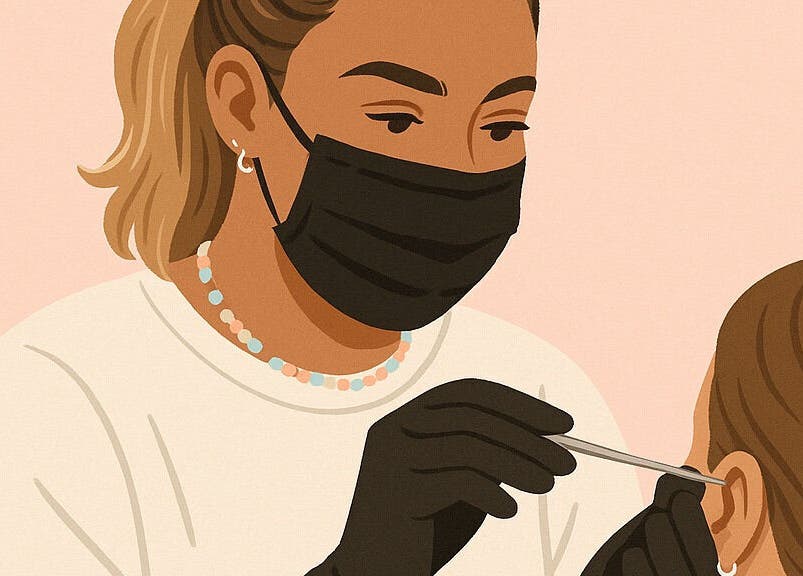 Artiste de Sousou Piercing Lab réalisant un perçage à Saint-denis, Saint-denis, RE.