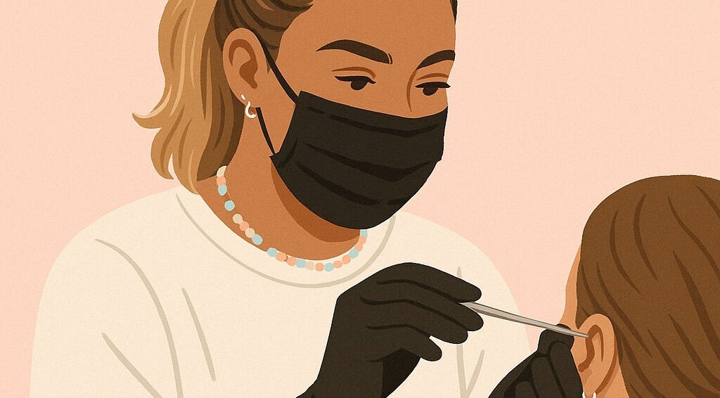 Artiste de Sousou Piercing Lab réalisant un perçage à Saint-denis, Saint-denis, RE.