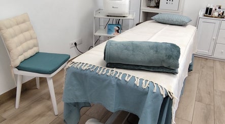 Sala de masaje en Tessa Belleza y Bienestar, Alcorcón, Comunidad De Madrid, ES, con decoración elegante.