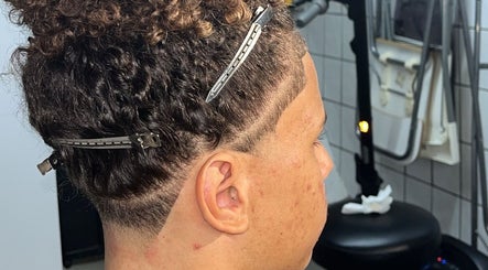 Corte de cabelo estiloso em BlessedBy_Icutz, Differdange, Esch-sur-alzette, LU, realçado com presilhas.