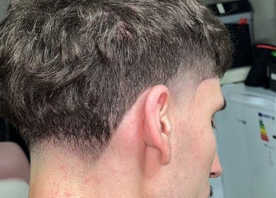 Corte de cabelo masculino elegante feito no BlessedBy_Icutz, Differdange, Esch-sur-alzette, LU.
