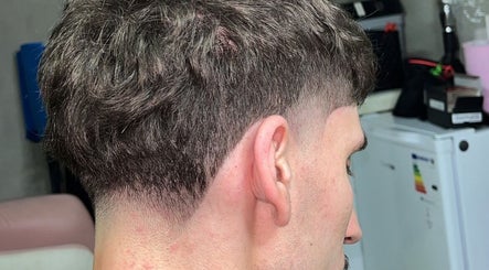 Corte de cabelo masculino elegante feito no BlessedBy_Icutz, Differdange, Esch-sur-alzette, LU.