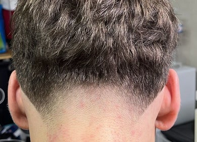 Corte de cabelo profissional em BlessedBy_Icutz, Differdange, Esch-sur-alzette, LU. Design moderno e elegante.
