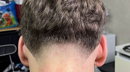 Corte de cabelo profissional em BlessedBy_Icutz, Differdange, Esch-sur-alzette, LU. Design moderno e elegante.