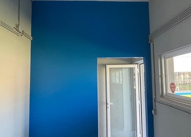 Bright room with blue and white walls at Cryo Lab Oeiras | Crioterapia Avançada, Paço De Arcos, Lisboa, PT.