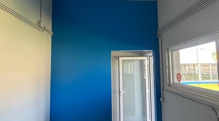 Bright room with blue and white walls at Cryo Lab Oeiras | Crioterapia Avançada, Paço De Arcos, Lisboa, PT.