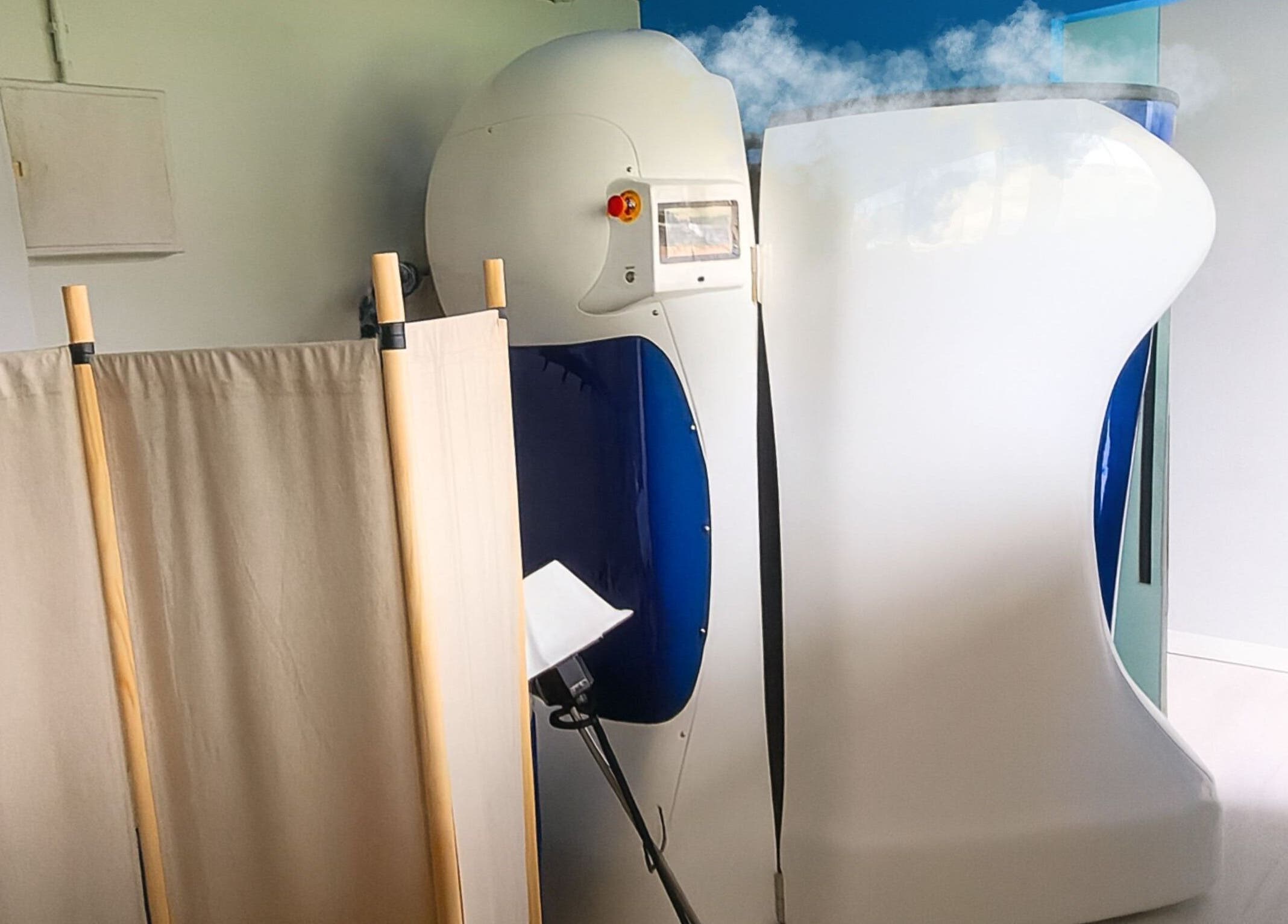 Cabine de crioterapia no Cryo Lab Oeiras | Crioterapia Avançada em Paço De Arcos, Lisboa, PT.