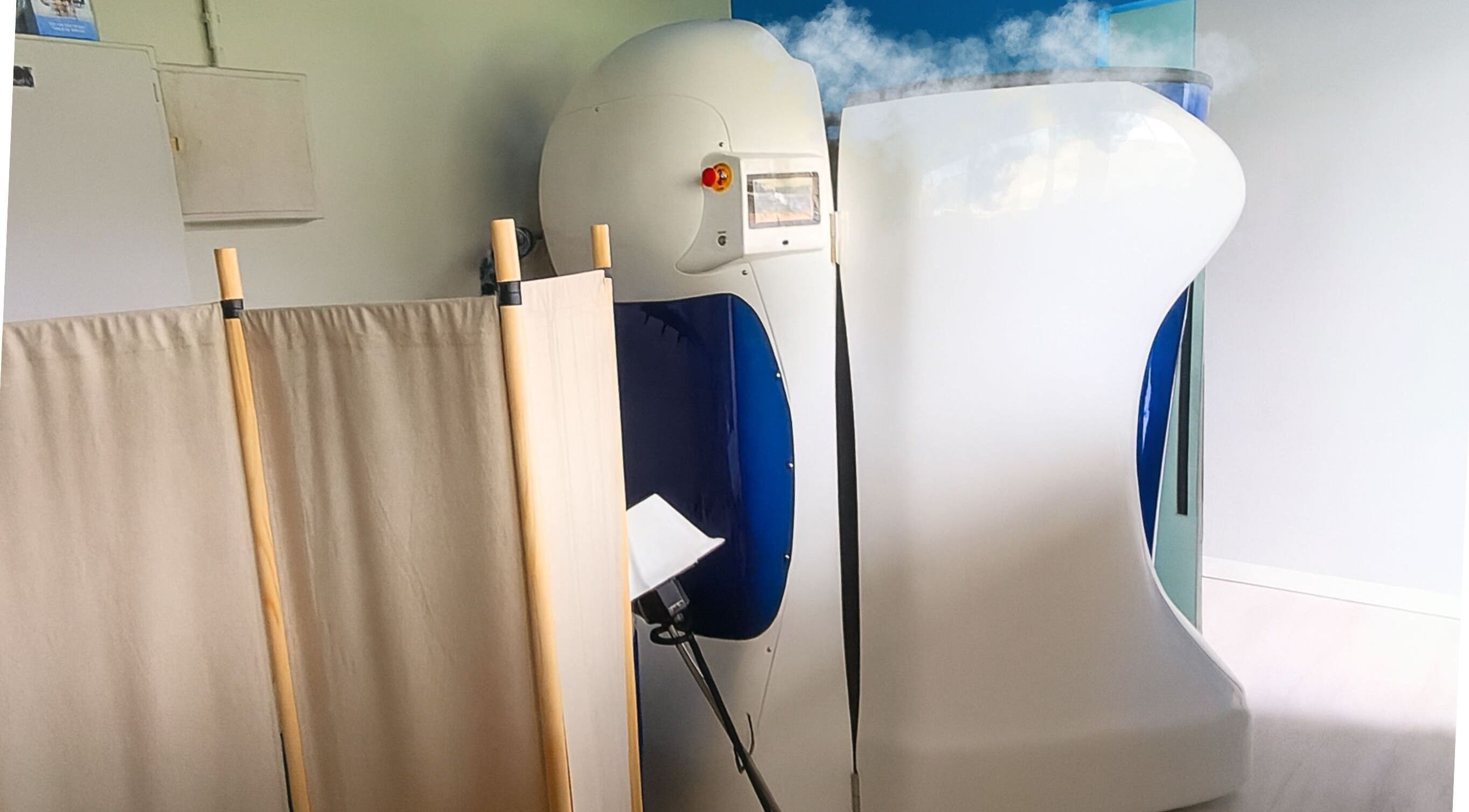 Cabine de crioterapia no Cryo Lab Oeiras | Crioterapia Avançada em Paço De Arcos, Lisboa, PT.