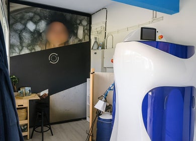 Interior de Crioterapia Avançada no Cryo Lab Oeiras, Paço De Arcos, Lisboa, PT com equipamento futurista.