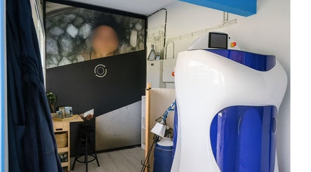 Interior de Crioterapia Avançada no Cryo Lab Oeiras, Paço De Arcos, Lisboa, PT com equipamento futurista.