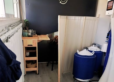 Sala de crioterapia em Cryo Lab Oeiras | Crioterapia Avançada, Paço De Arcos, Lisboa, PT, com tanque e acessórios.