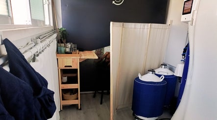 Sala de crioterapia em Cryo Lab Oeiras | Crioterapia Avançada, Paço De Arcos, Lisboa, PT, com tanque e acessórios.
