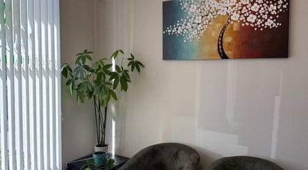 Relaxing corner with plants and artwork at Bosmar Spa, San Diego, California, US.