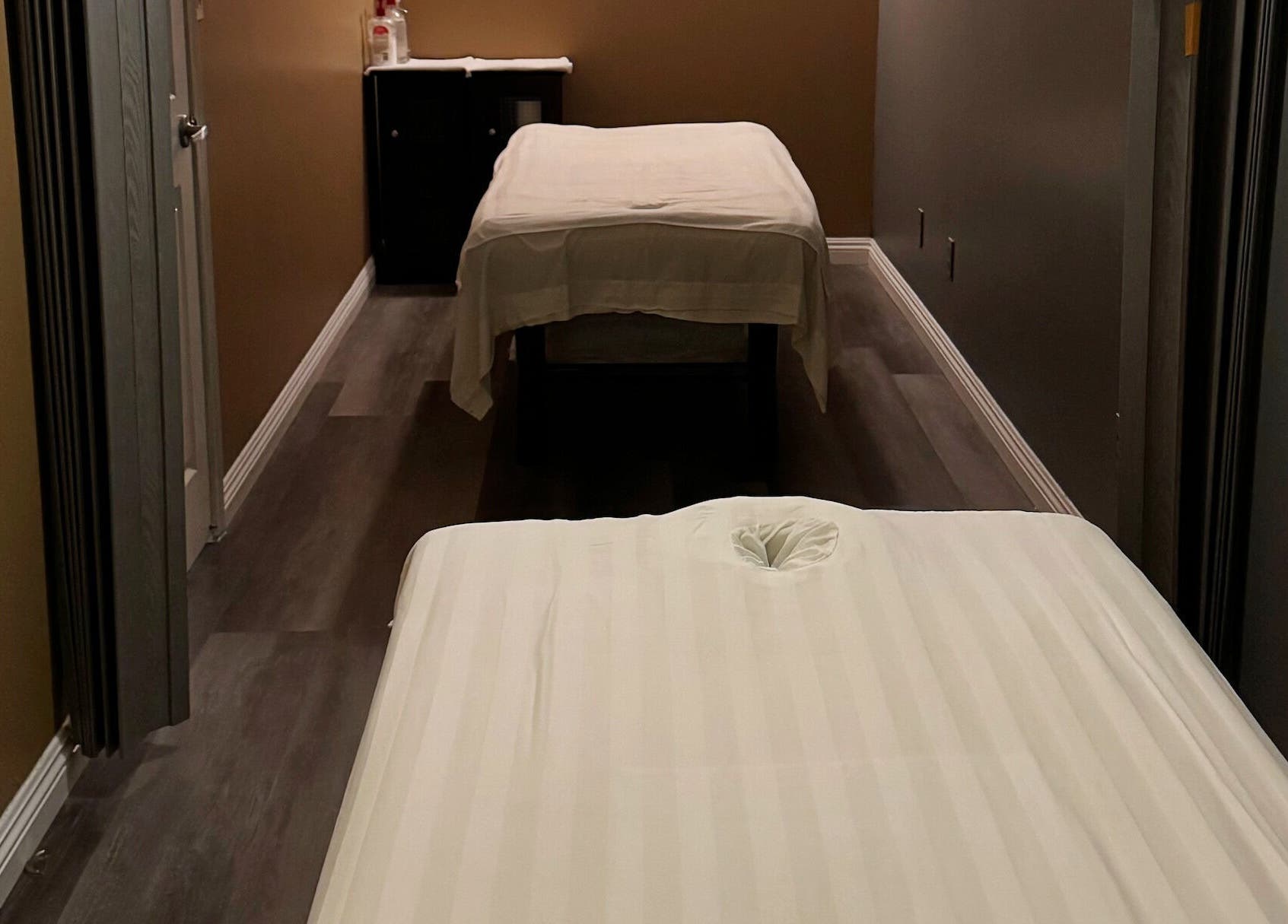 Tranquil massage room at Bosmar Spa, featuring two beds in San Diego, California, US for relaxation and comfort.
