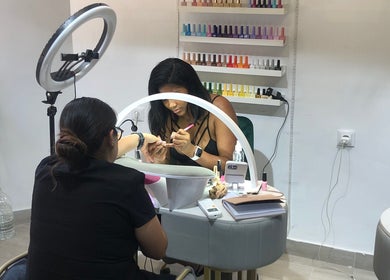 Técnico realizando manicura en Centro de belleza I’m Beautiful, Logroño, La Rioja, ES.