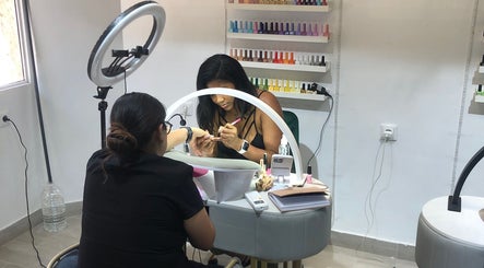 Técnico realizando manicura en Centro de belleza I’m Beautiful, Logroño, La Rioja, ES.