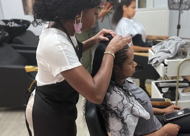 Estilista trenzando cabello en Centro de belleza I’m Beautiful, Logroño, La Rioja, ES.