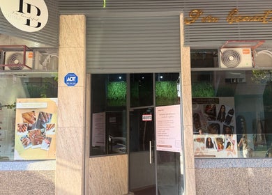 Entrada del Centro de belleza I’m Beautiful en Logroño, La Rioja, ES, mostrando escaparate y cartelera.