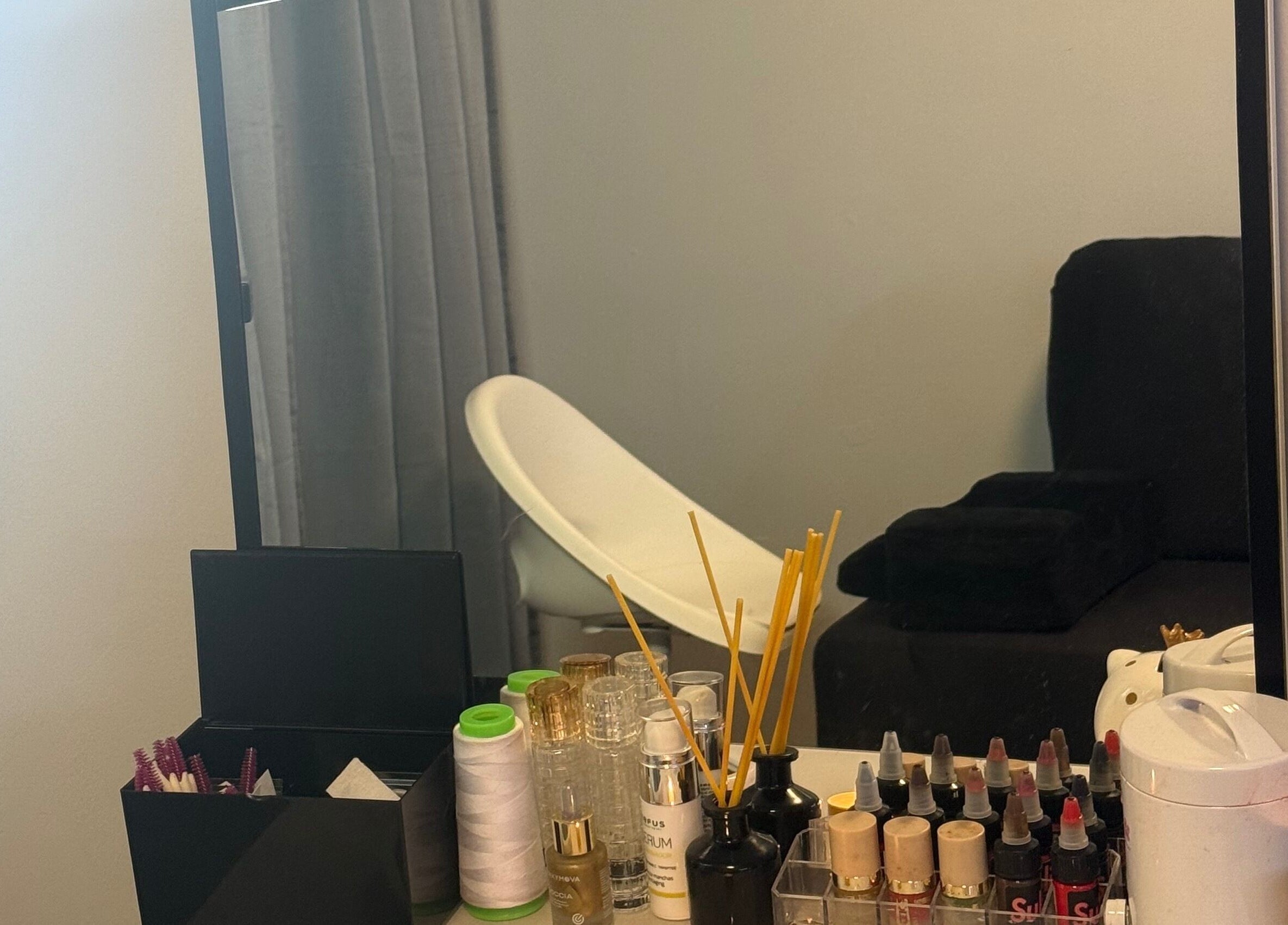 Mesa de belleza en Kyiscejas, Barcelona, Catalunya, ES, con productos y espejo elegante.