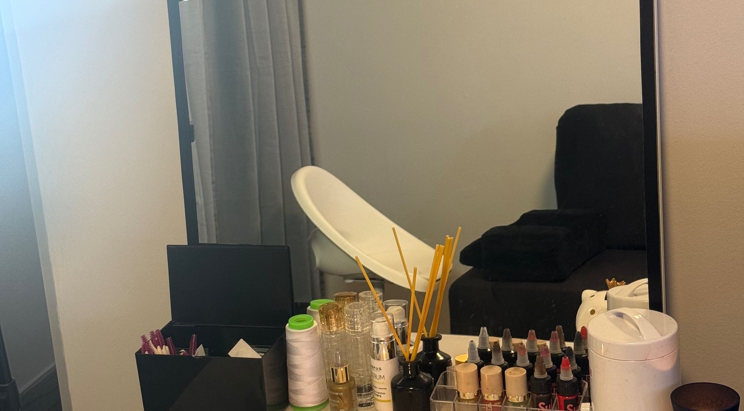 Mesa de belleza en Kyiscejas, Barcelona, Catalunya, ES, con productos y espejo elegante.