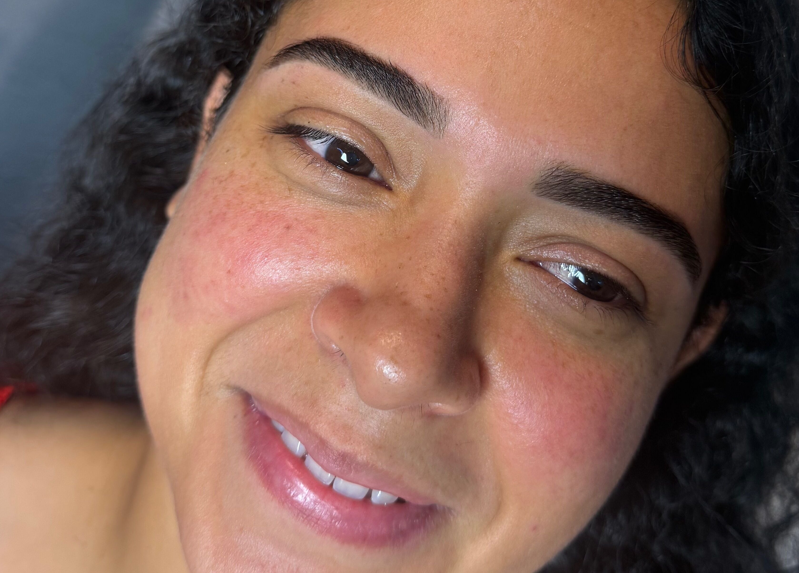 Rostro sonriente destacando cejas impecables en Kyiscejas, Barcelona, Catalunya, ES.