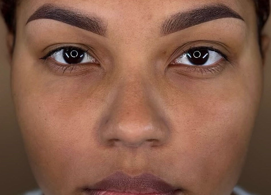 Cejas cuidadosamente estilizadas en Kyiscejas, Barcelona, Catalunya, ES, destacando diseño preciso.