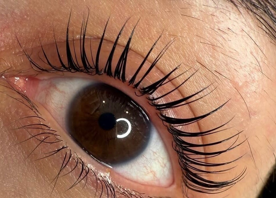 Primer plano de pestañas rizadas en Kyiscejas, Barcelona, Catalunya, ES.