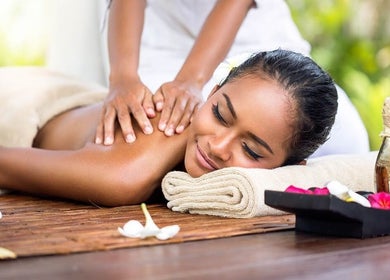 Massage relaxant chez CréoliaSens à Baie-mahault, Basse-terre, GP. Évasion et détente assurées.