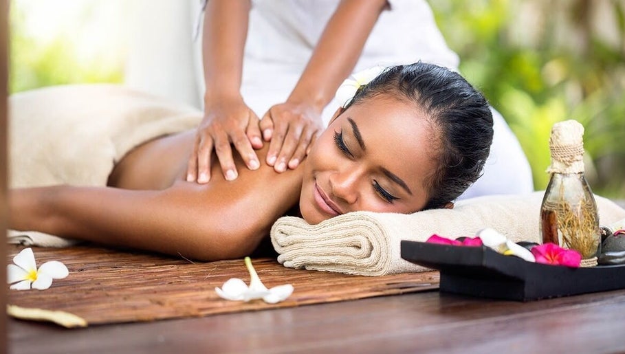 Détente avec massage à CréoliaSens, Baie-mahault. Expérience bien-être en GP.