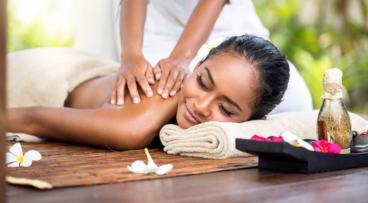 Détente avec massage à CréoliaSens, Baie-mahault. Expérience bien-être en GP.