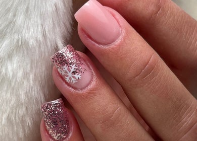 Unhas decoradas com brilho e floco de neve no Cure Aesthetic Nails, Carnaxide, Lisboa, PT.