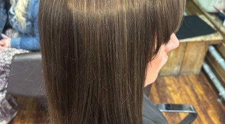 Smooth brunette hairstyle at Becky’s Hairdressing mobile, Woodsetts, England, GB, highlighting precision cut.