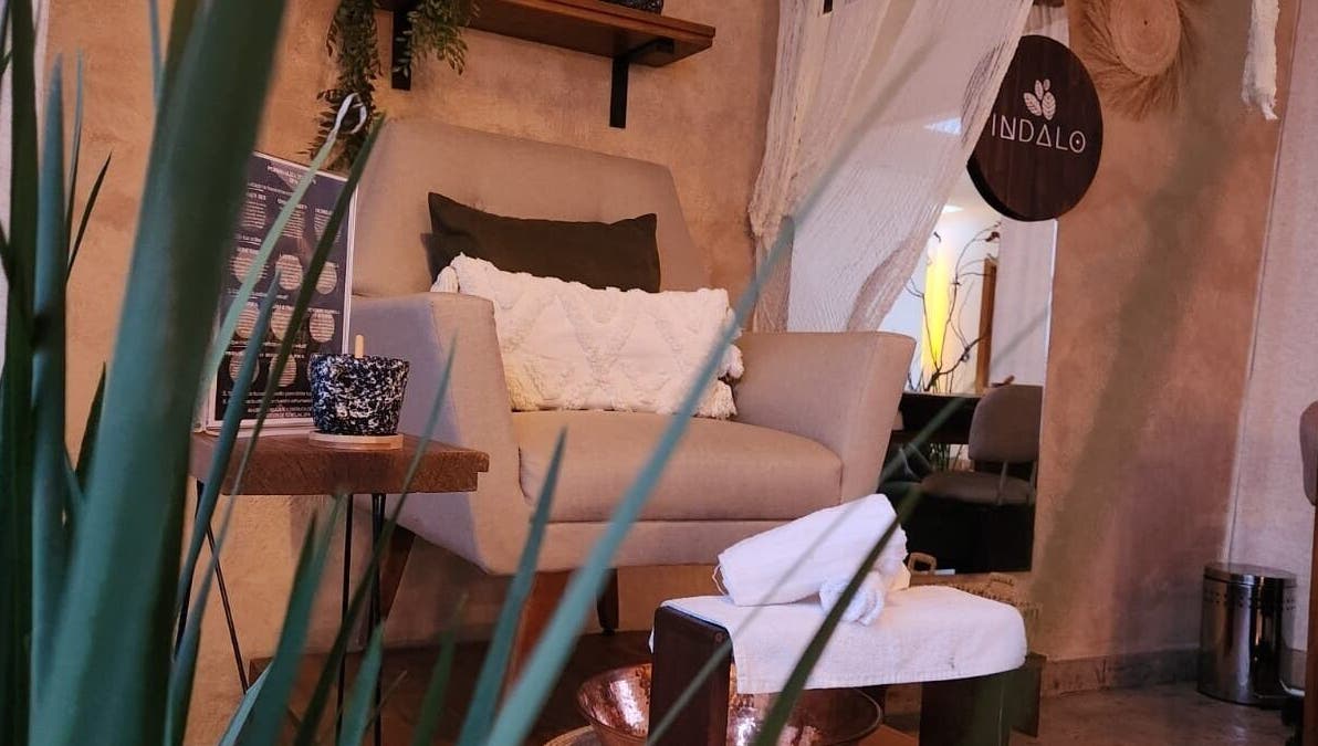 Acogedor rincón en Indalo Spa, Zapopan, Jalisco, MX con silla y decoración calmante.