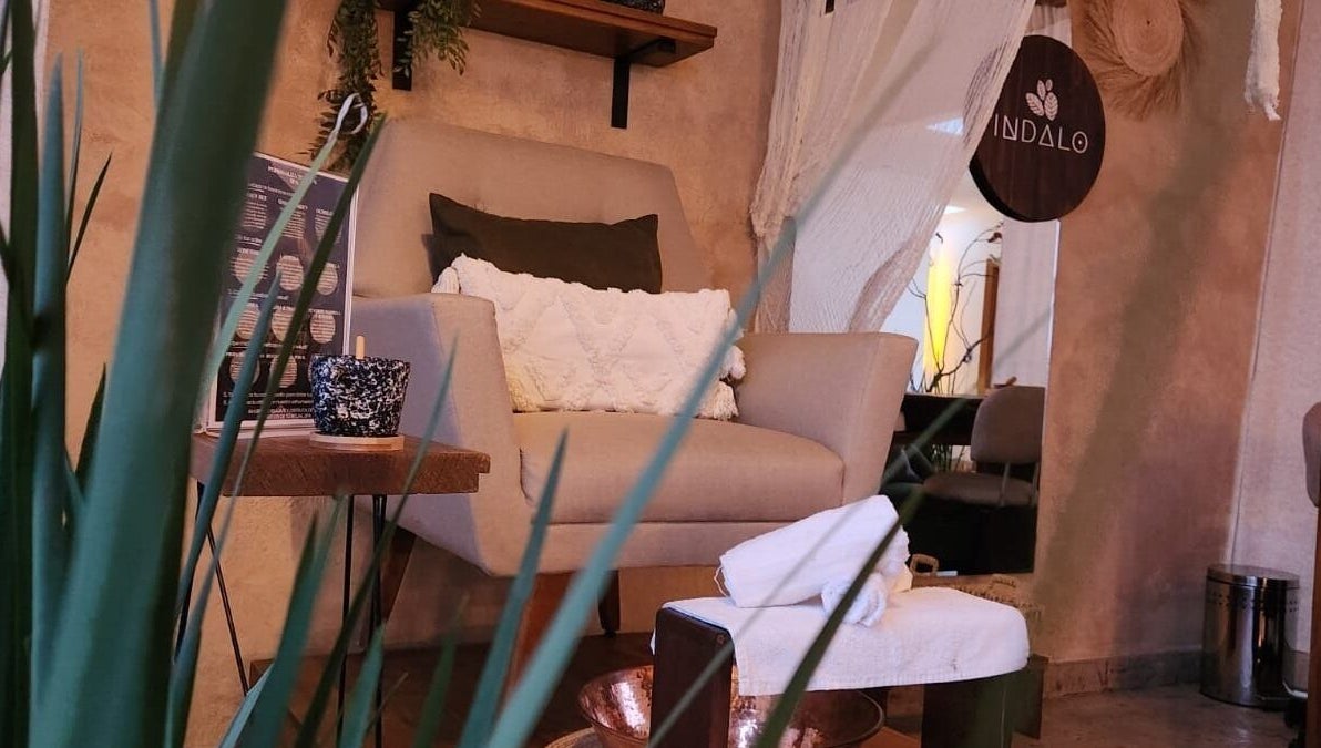 Acogedor rincón en Indalo Spa, Zapopan, Jalisco, MX con silla y decoración calmante.