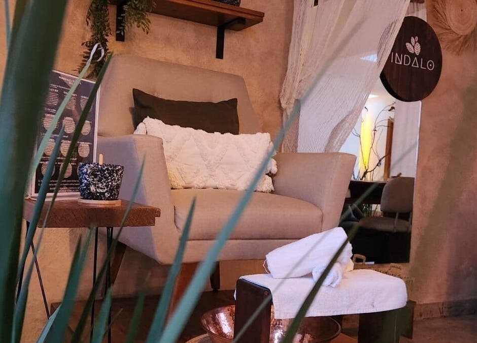 Acogedor rincón en Indalo Spa, Zapopan, Jalisco, MX con silla y decoración calmante.