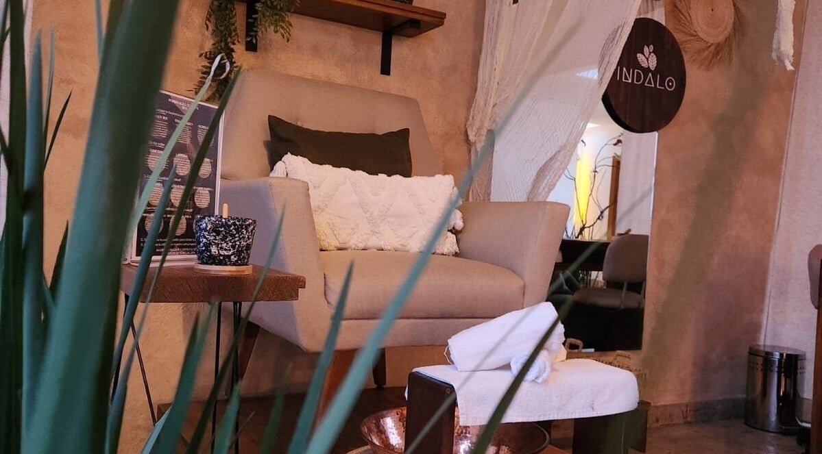 Acogedor rincón en Indalo Spa, Zapopan, Jalisco, MX con silla y decoración calmante.